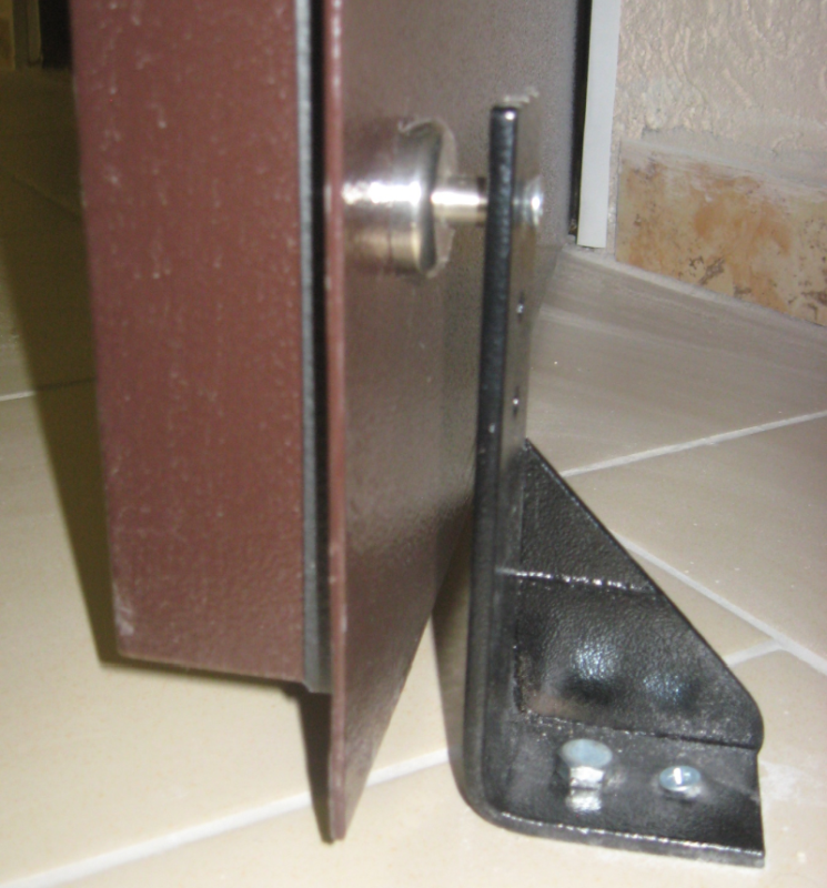 Держатель магнитный для дверей 45 кг